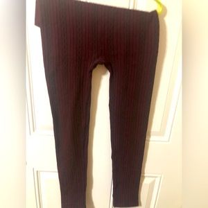 Black leggings with burgundy designs